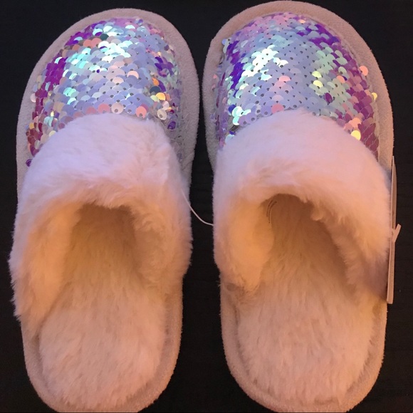 YAY SOLD! YAY SOLD! YAY SOLD! Little Girls Slippers and Eye Mask Set - Picture 2 of 4